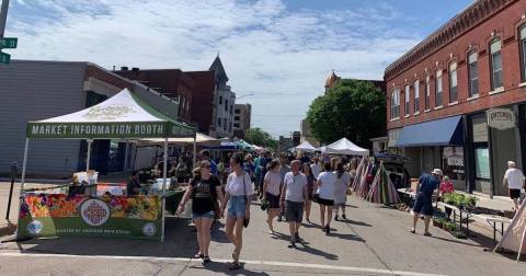 The Seasonal Farmers’ Market In Iowa That We’re Absolutely Obsessed With