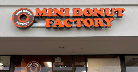 You'll Never Look At Donuts The Same Way After Trying Mini Donut Factory In Illinois