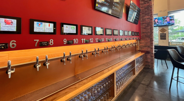 I Visited A Unique Pizza Place In Florida With A Gigantic 30-Tap Self-Pour Beer Wall
