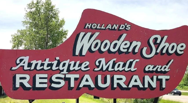 The Largest Omelet In Michigan Takes 12 Eggs At The Wooden Shoe Restaurant