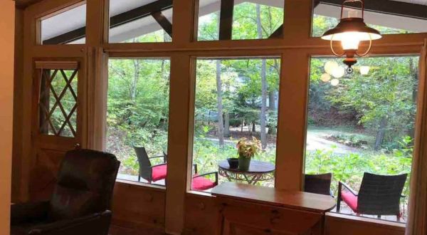 This Cozy Cabin House In Indiana Is Just Steps From Indiana Dunes National Park