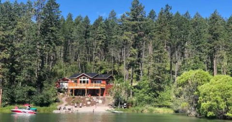 7 Waterfront Retreats In Montana That Are Perfect For Warm Weather Adventures