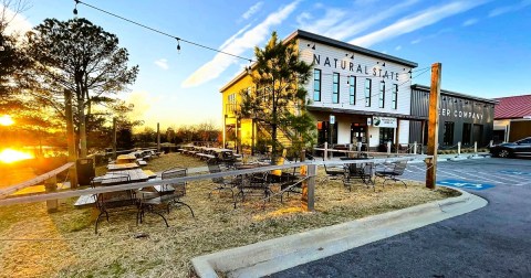 The Brewery In Arkansas That Features Live Entertainment And Magnificent Waterfront Views