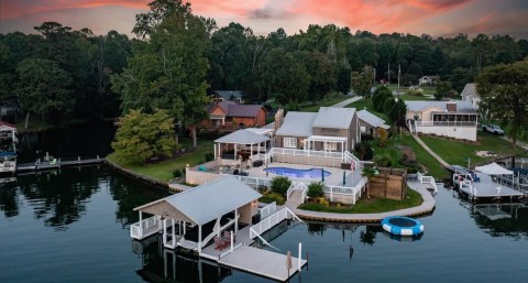 6 Waterfront Retreats In Alabama That Are Perfect For Warm Weather Adventures