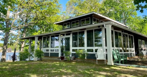 The Magnificent Lakefront Airbnb In Illinois That Is Perfect For A Spring Retreat