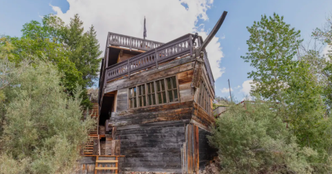 You'll Want To Search For Buried Treasure When You Stay At This Shipwreck Airbnb On A Mountain Lake In Idaho