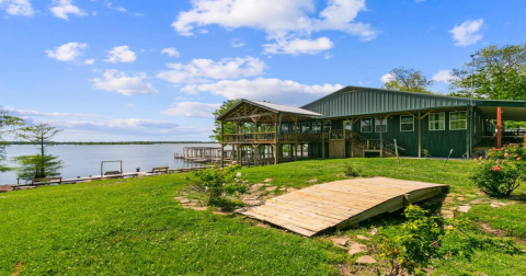 The Magnificent Lakefront Airbnb In Mississippi That Is Perfect For A Spring Retreat
