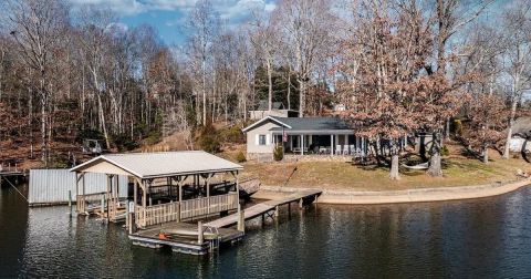 The Magnificent Lakefront Airbnb In North Carolina That Is Perfect For A Spring Retreat